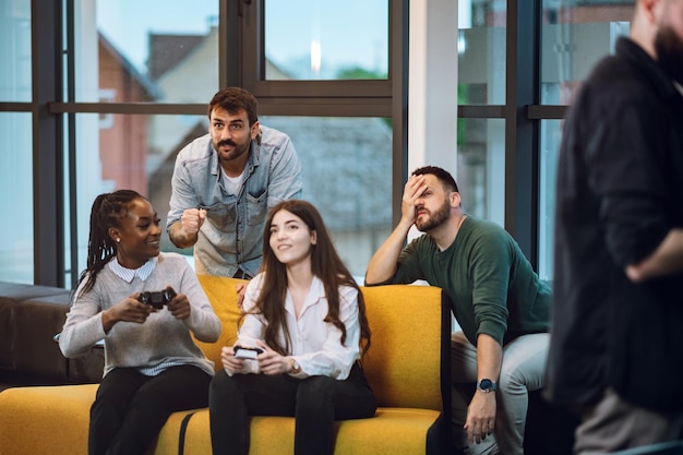 Collègues de travail jouant à des jeux vidéo pendant leur pause de travail