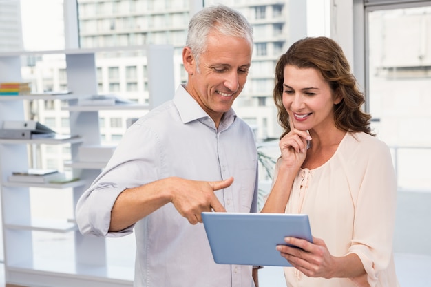 Collègues de travail occasionnels travaillant avec tablette