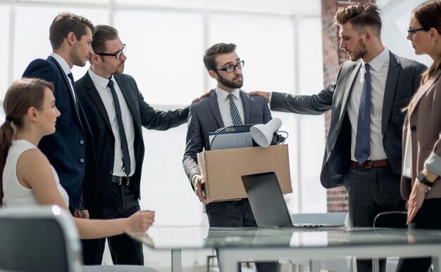 Des collègues de travail ont escorté l'employé licenciéle concept de suppression d'emplois