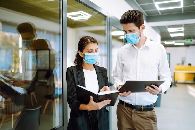 Collègues de travail portant un masque médical