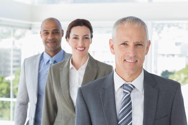 Collègues de travail, souriant à la caméra