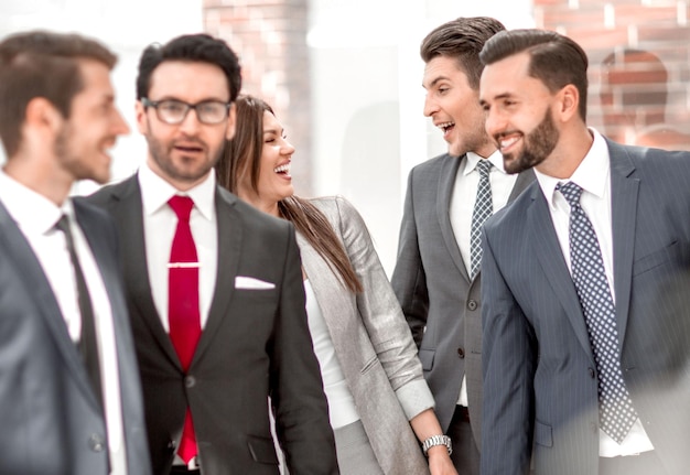 Collègues de travail souriants debout au bureau