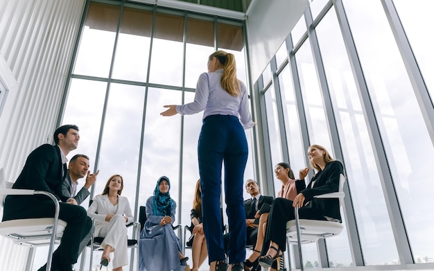 Collègues de travail travaillant au bureau