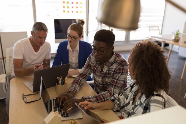 Photo des collègues de travail travaillant ensemble au bureau