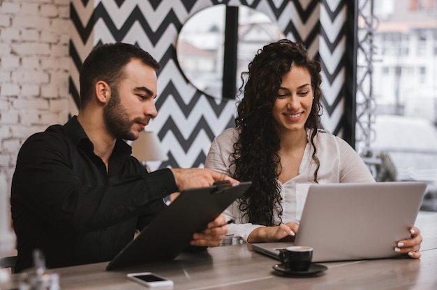 Collègues de travail travaillant ensemble au café