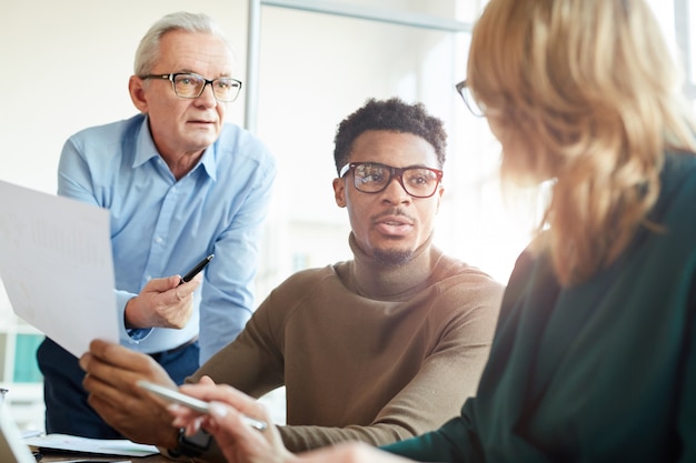 Collègues de travail travaillant en équipe