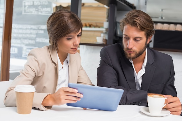 Collègues de travail travaillant sur leur pause