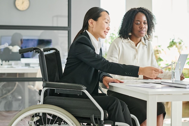 Collègues de travail utilisant un ordinateur portable au travail