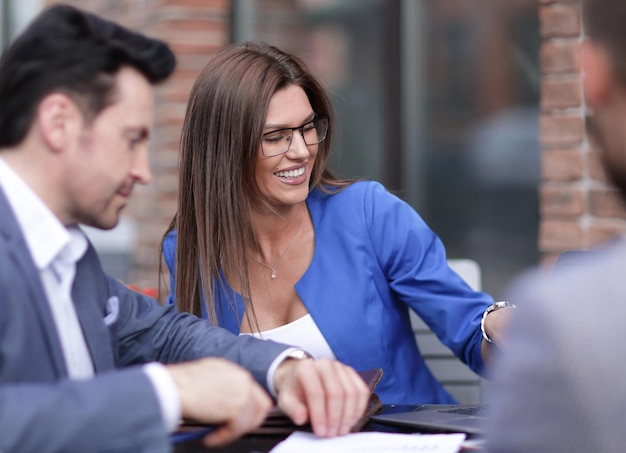 Des collègues de travail utilisent un ordinateur portable au concept d'entreprise café tableconcept