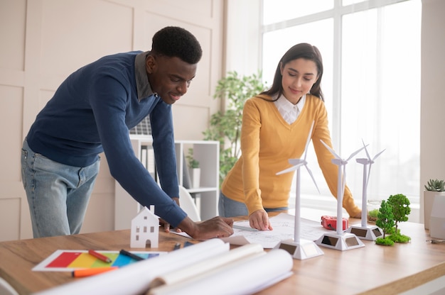 Collègues travaillant au projet environnement