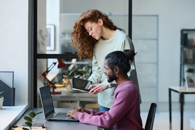 Collègues travaillant avec des codes pour programme informatique