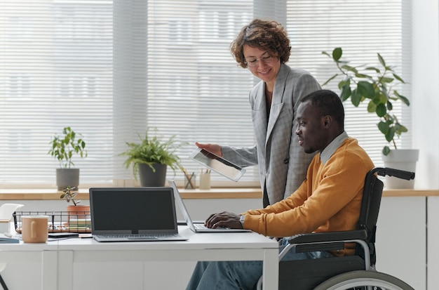 Collègues travaillant ensemble au bureau