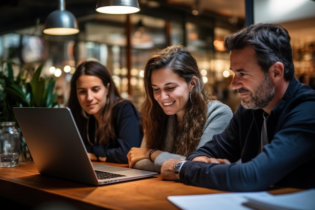 Collègues travaillant avec plaisir sur un ordinateur portable au bureau Generative AI