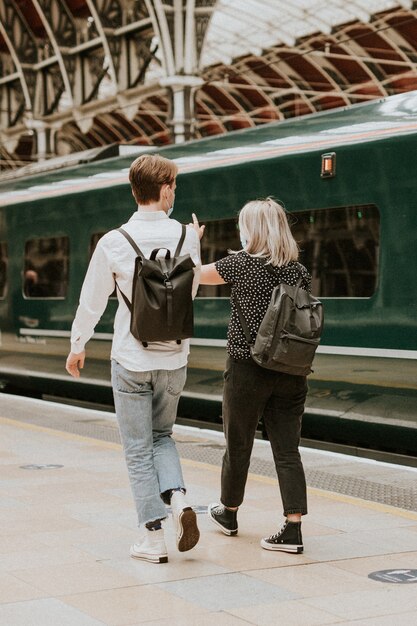 Collègues voyageant ensemble sur un quai de train