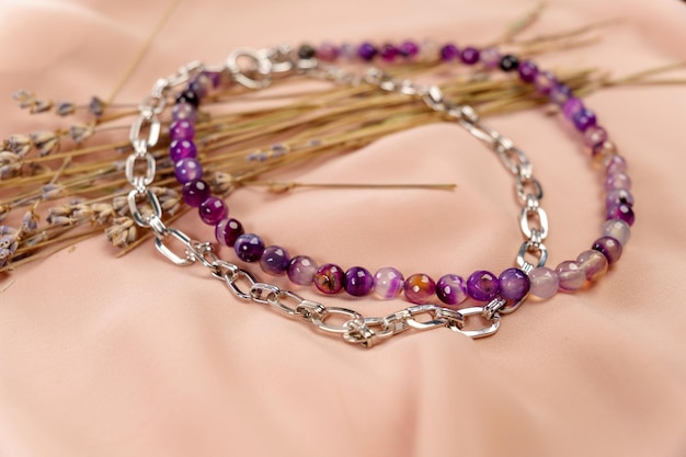 Un collier avec de l'argent et une chaîne avec des perles d'améthyste lavande bijoux faits à la main