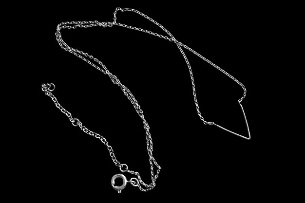 collier d'argent isolé