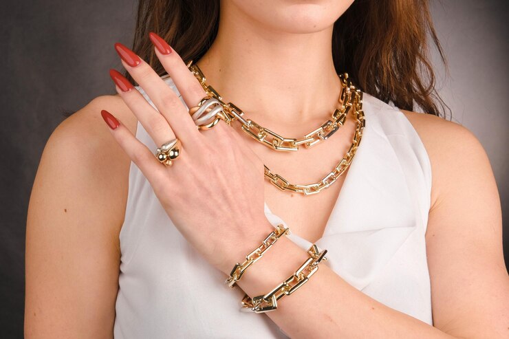 Photo un collier avec une bande d'or et un bracelet