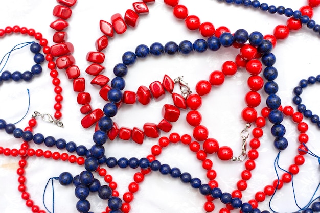 Photo collier bijoux boules de pierres de couleurs rouge et bleu