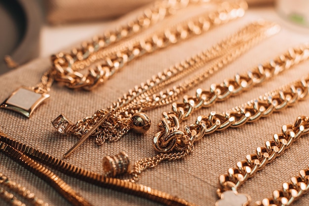 Un collier de bijoux à chaînes dorées sur la vitrine d'un magasin d'accessoires pour femmes