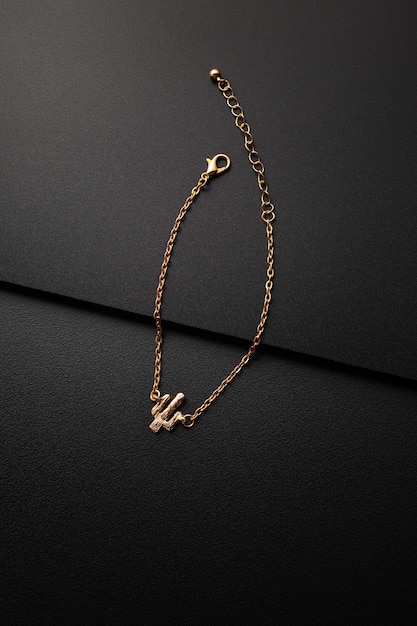 Collier de bijoux en or sur fond noir