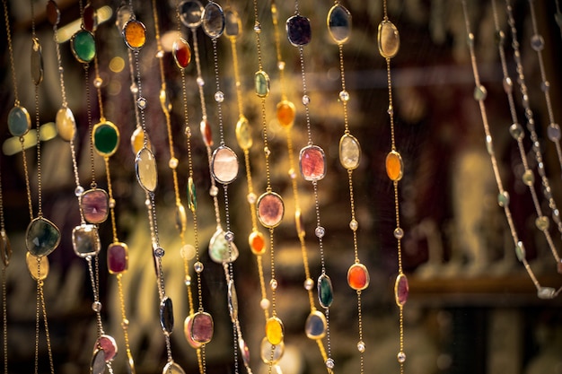 Collier bijoux en pierres précieuses colorées