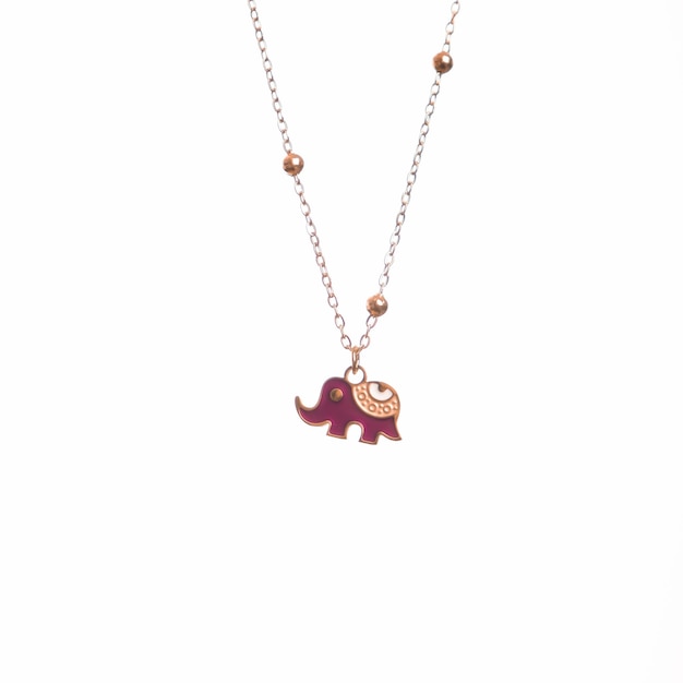 Photo un collier avec une breloque éléphant rose.