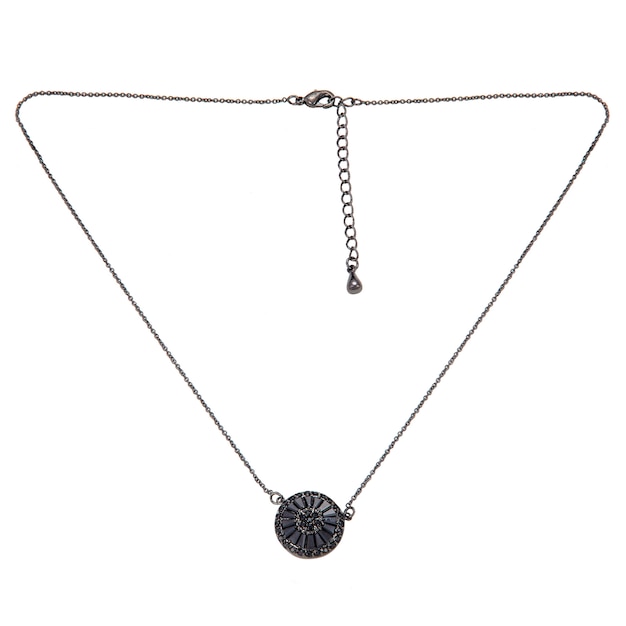 Collier chaîne en argent avec pendentif sur la surface blanche