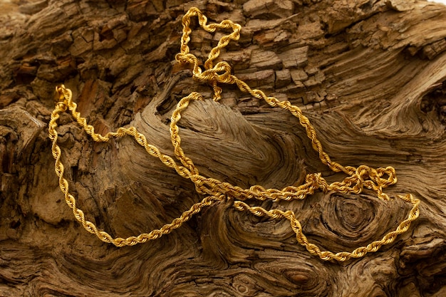 Collier chaîne en or sur l'arbre