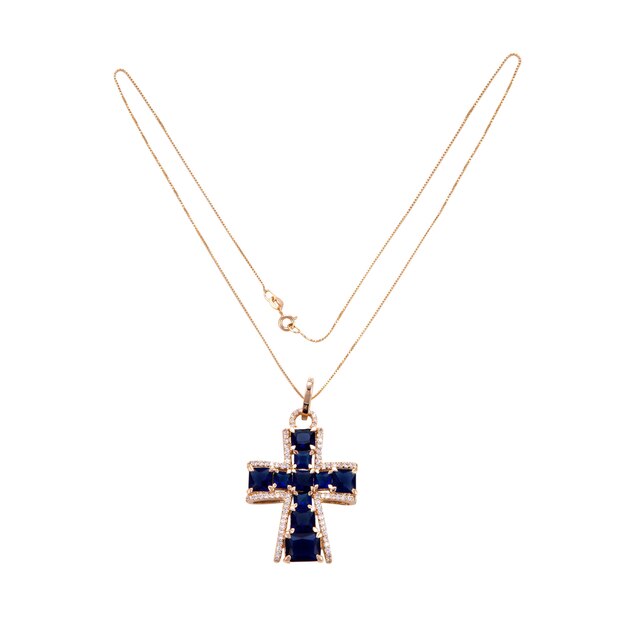 Collier chaîne en or avec crucifix pendant sur la surface blanche