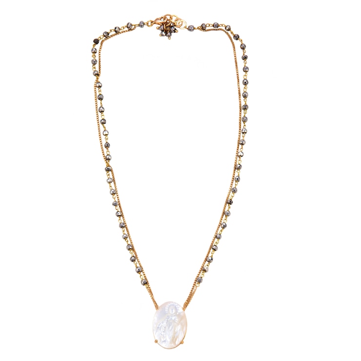 Photo collier chaîne en or avec pendentif sur la surface blanche