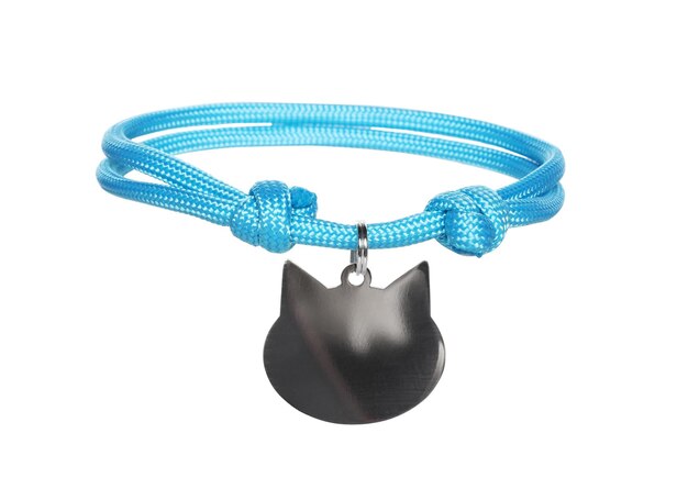 Collier de chat bleu clair avec étiquette isolé sur blanc