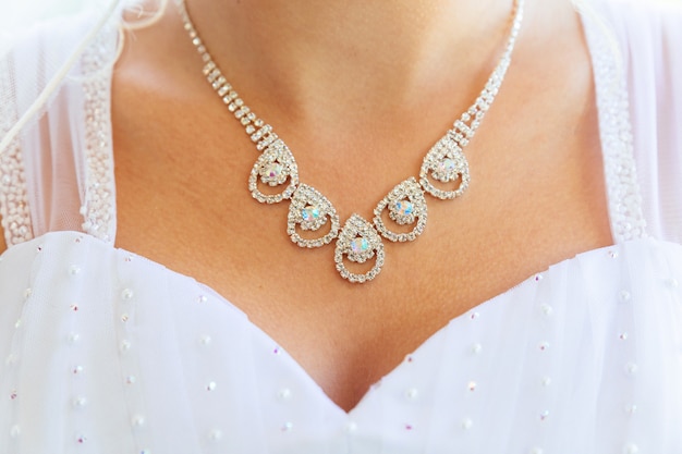 Collier sur le cou de la mariée