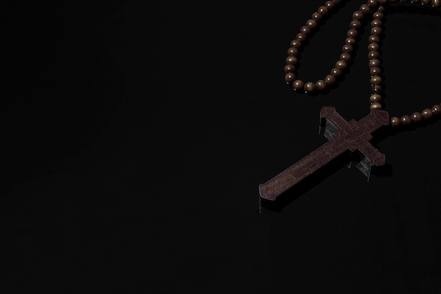 Collier croix chrétienne en bois sur fond noir