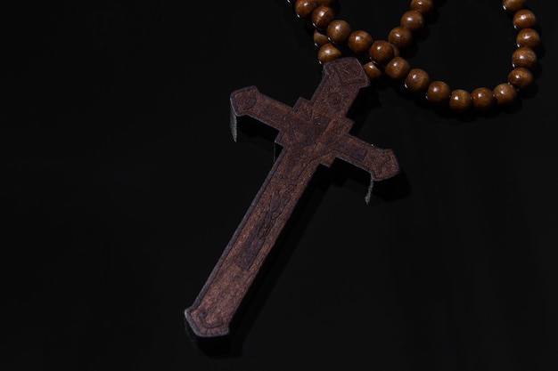 Collier croix chrétienne en bois sur fond noir