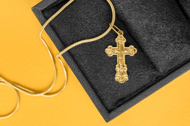 Collier croix dans une boîte