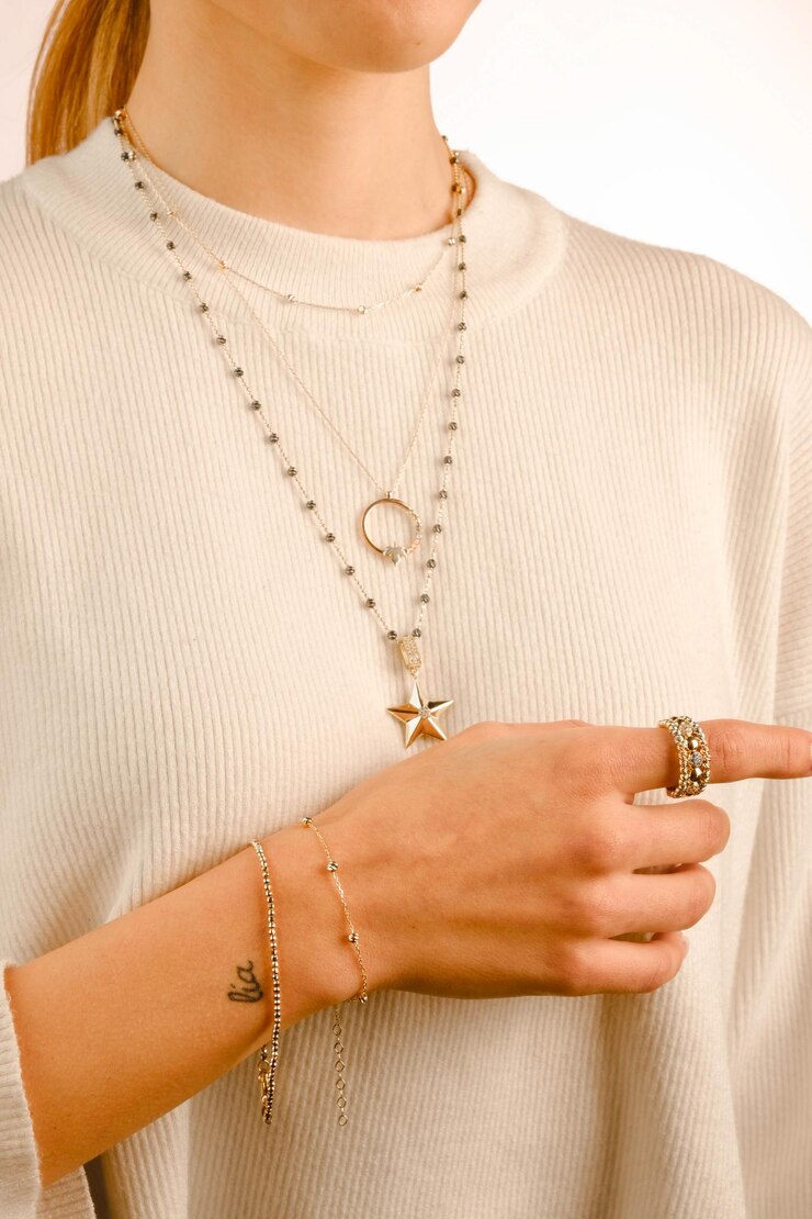 Photo un collier avec une croix dessus et une croix en haut