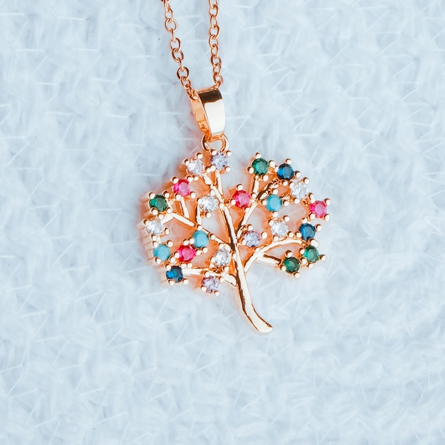 Photo un collier avec un dessin de fleur et le mot 