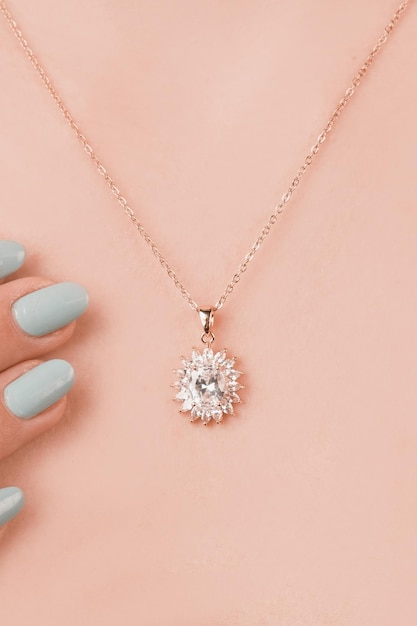 Photo un collier avec un diamant et un collier qui dit aquamarine