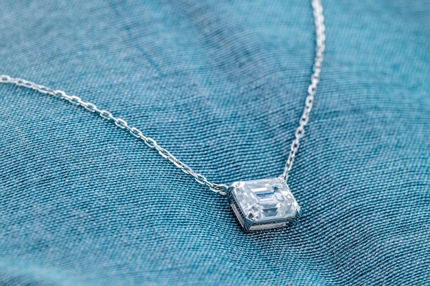 Un collier avec un diamant dessus