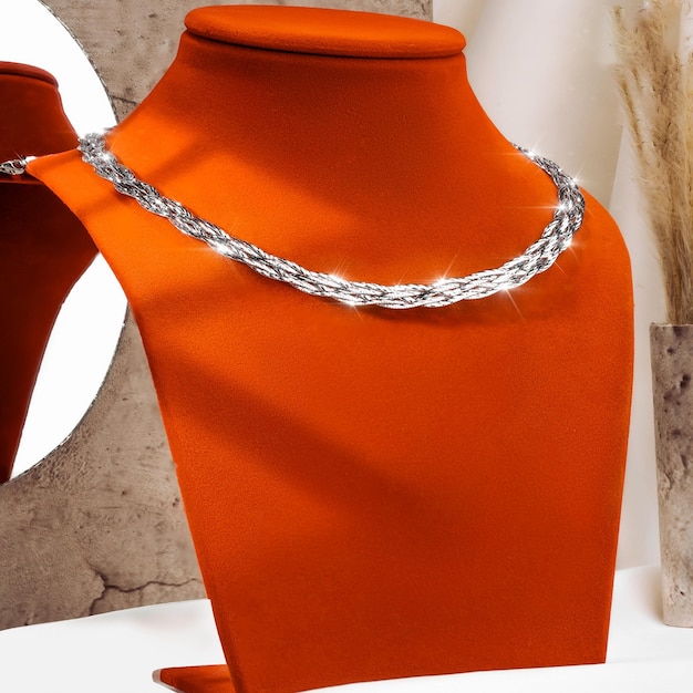 Photo collier diamant luxe sur mannequin rouge