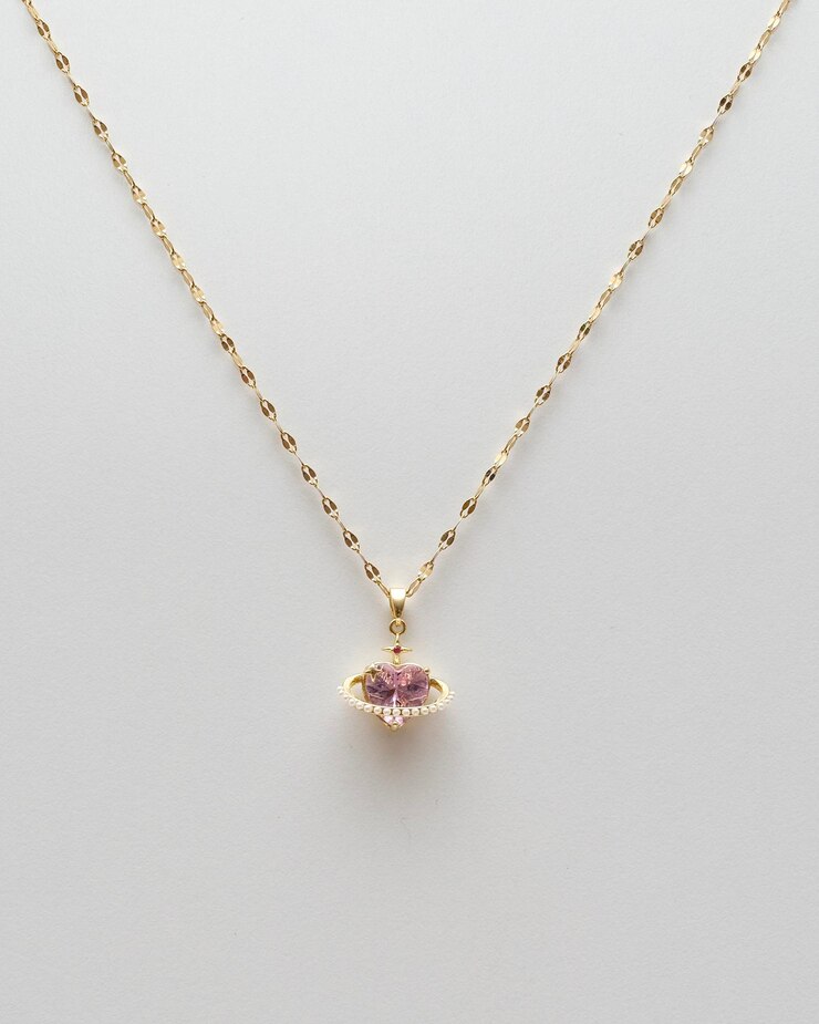 un collier de diamants avec un diamant et un diamant