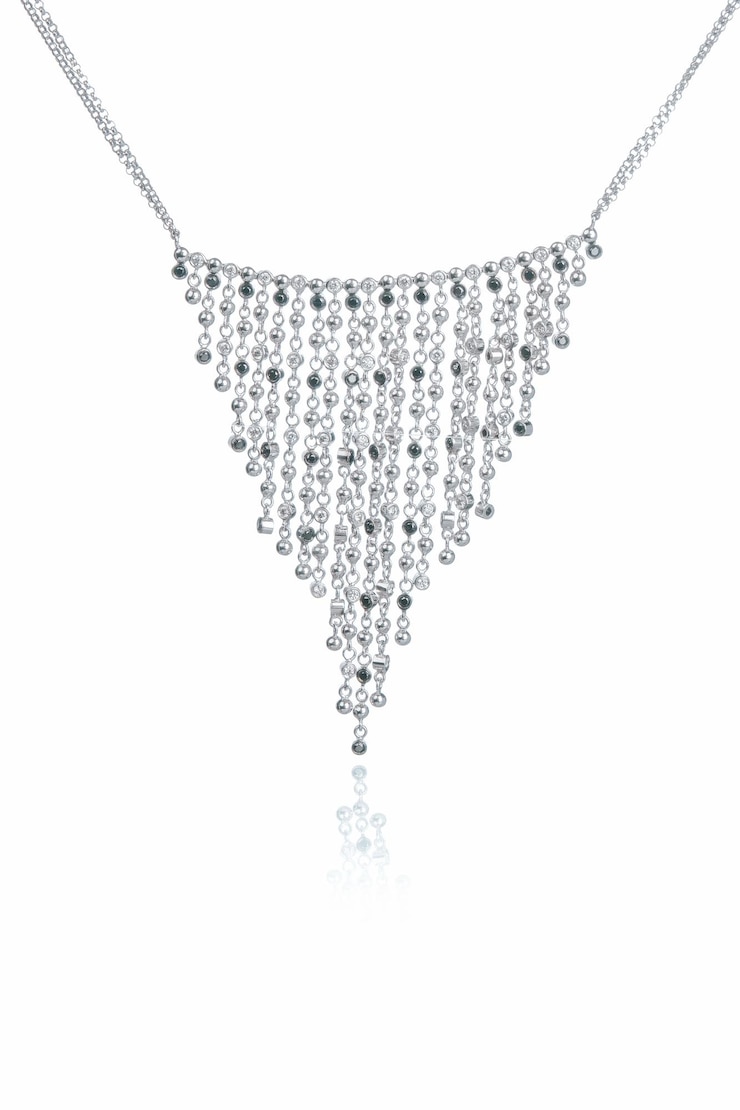 Photo un collier avec des diamants et des diamants dessus est montré.