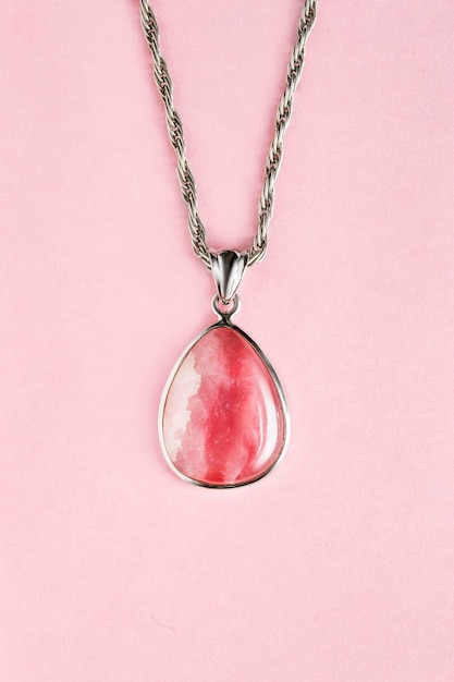 Collier sur fond rose