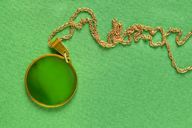 Collier sur fond vert