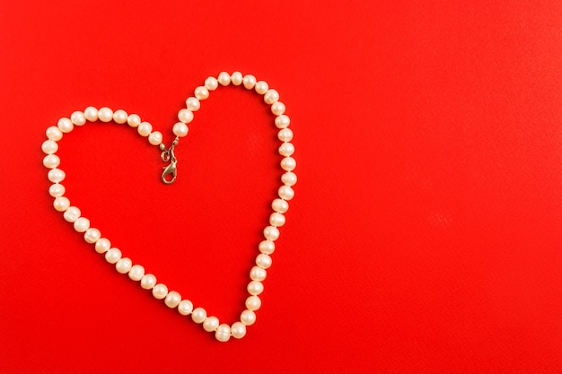 Collier en forme de coeur de perles blanches