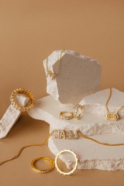 un collier gracieux réaliste avec des pierres précieuses