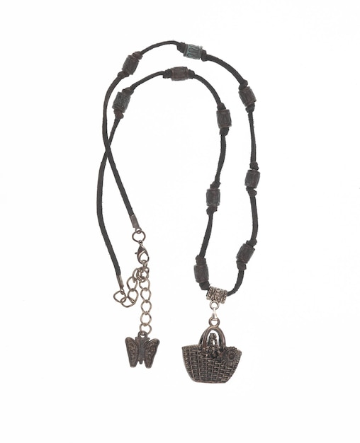 Photo collier en métal vintage avec pendentif isolé sur fond blanc