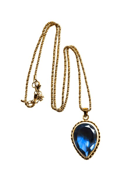 Collier en or avec grand saphir bleu isolé sur blanc