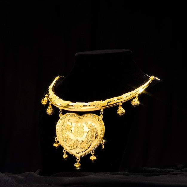 Un collier en or avec un lion dessus
