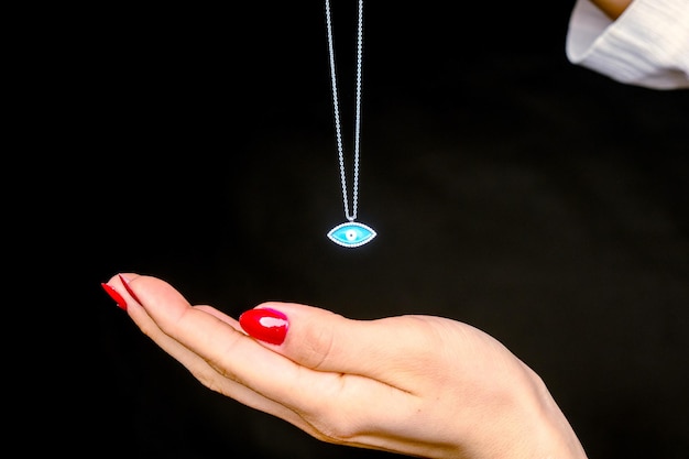 un collier avec un pendentif bleu suspendu à lui